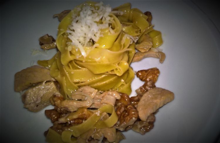 Pasta with chicken and walnuts 
