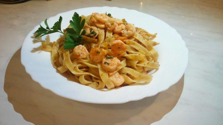 Tagliatelle with shrimps and pesto rosso