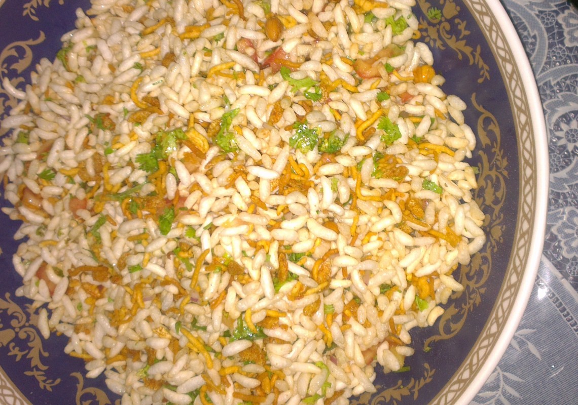 Jhalmuri (Puffed Rice with Chanachur and Tomatoes)