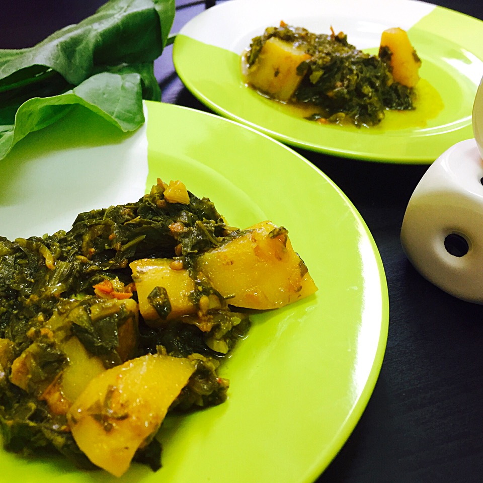 Spinach and potato curry with fenugreek