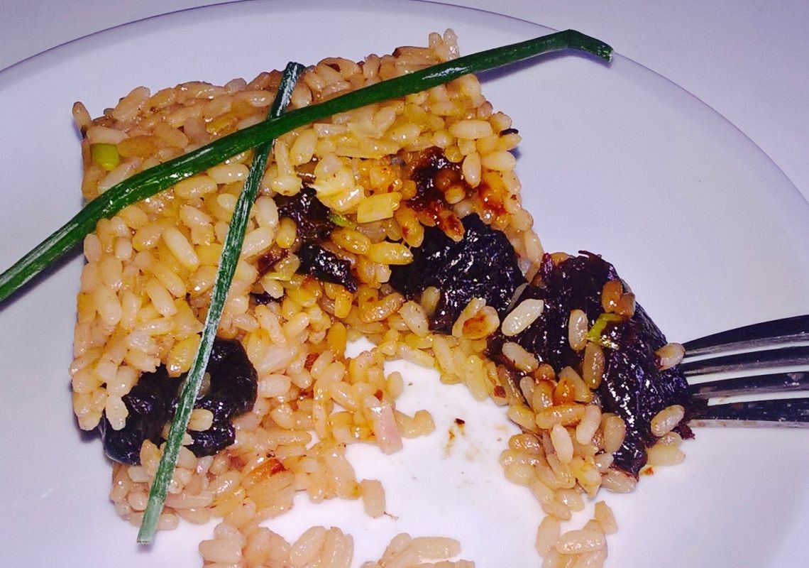 Rice with wine and prunes 