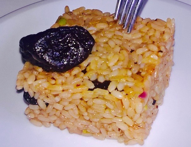 Rice with wine and prunes 