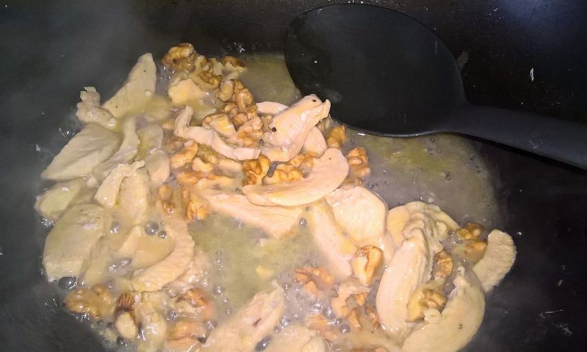 Pasta with chicken and walnuts 