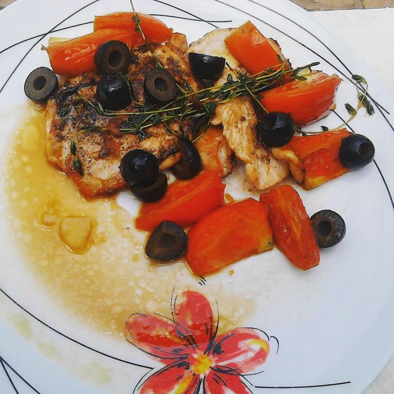 Flattened chicken breast with tomatoes and olives