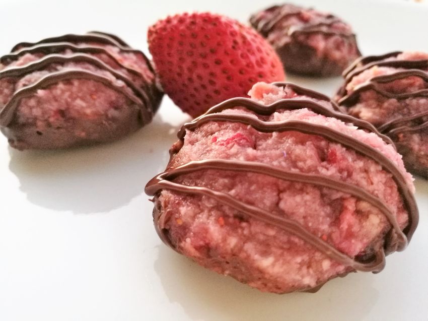 Choco-Strawberry Macaroons