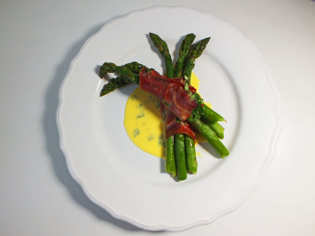 Asparagus Wrapped in Ham with a Hollandaise Sauce