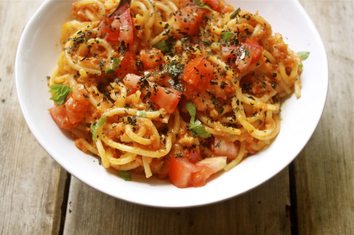 Garlic Spaghetti Bowl with Kale Powder